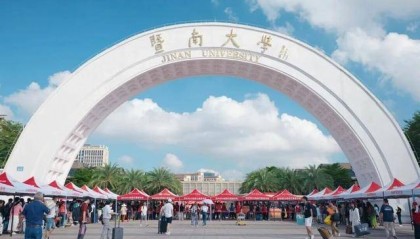全红婵已到暨南大学报到，与体育学院院长苏炳添合影留念