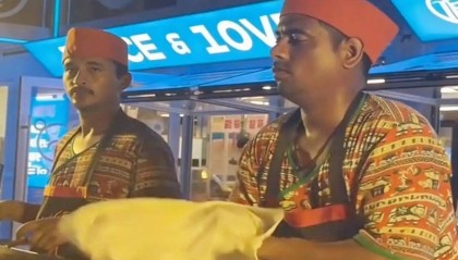 两名印度籍飞饼师傅竟然被认定为外籍专家，还获得了千元慰问费？这不是天方夜谭，这两名高科技人才分别来自湖南邵东市的两家餐饮公司。对于网上热议，邵东市科技和工业信息化局工作人员称，确实发放了相关费用，但他们的认定及款项来源均由邵阳市科技局负责。随着网友热议，这两家餐饮店也被扒出。负责人表示...