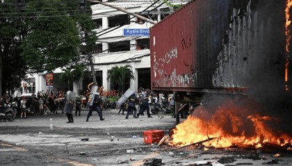 捡回一条命的马科斯不敢露面，却派人下了死命令，闹事的人一个都不放过！