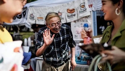 2007年日本老人迁居武汉，开店16年工资仅3300元：遗产都捐给员工