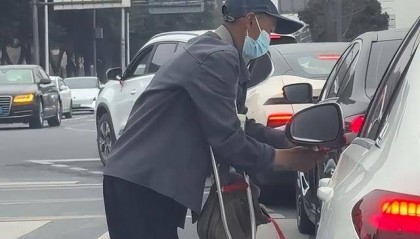 成都一老人因孩子车祸去世给车辆系红绳，是真的吗？