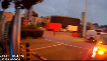 这是高速啊！新能源汽车突然没电，司机蛮力推行2公里…