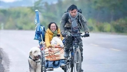 “与其在家等死，不如出去走走。”2015年，广西小伙丁一舟在得知女友得了绝症后，便带着仅有的200块钱，开启了他们的环游全国之旅。 丁一舟和赖敏是小学同学，那时的赖敏活泼开朗，成绩优异，是班里的“小太阳”，而丁一舟则性格内向，腼腆话少。 在升入不同的高中后，两人的生活轨迹逐渐分开，...