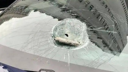 小区32楼外墙瓷砖脱落砸9车致凹陷，居民反映情况，物业回应将交由保险公司核定处理