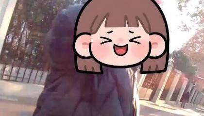 女子因多年前论文答辩未通过独自在路边哭泣，民警一席话解开心结