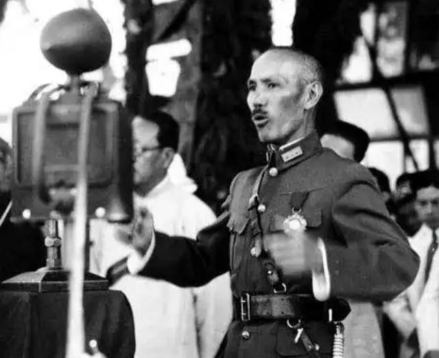 1949年新中国成立时，蒋介石尚未离开大陆，他在哪，又做了什么？