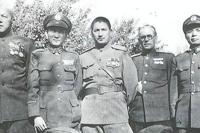 1949年新中国成立时，蒋介石尚未离开大陆，他在哪，又做了什么？