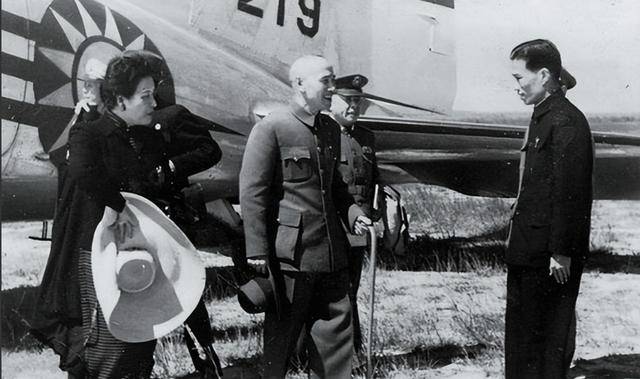 1949年新中国成立时，蒋介石尚未离开大陆，他在哪，又做了什么？