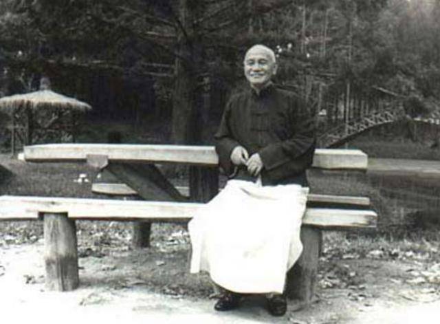 1949年新中国成立时，蒋介石尚未离开大陆，他在哪，又做了什么？