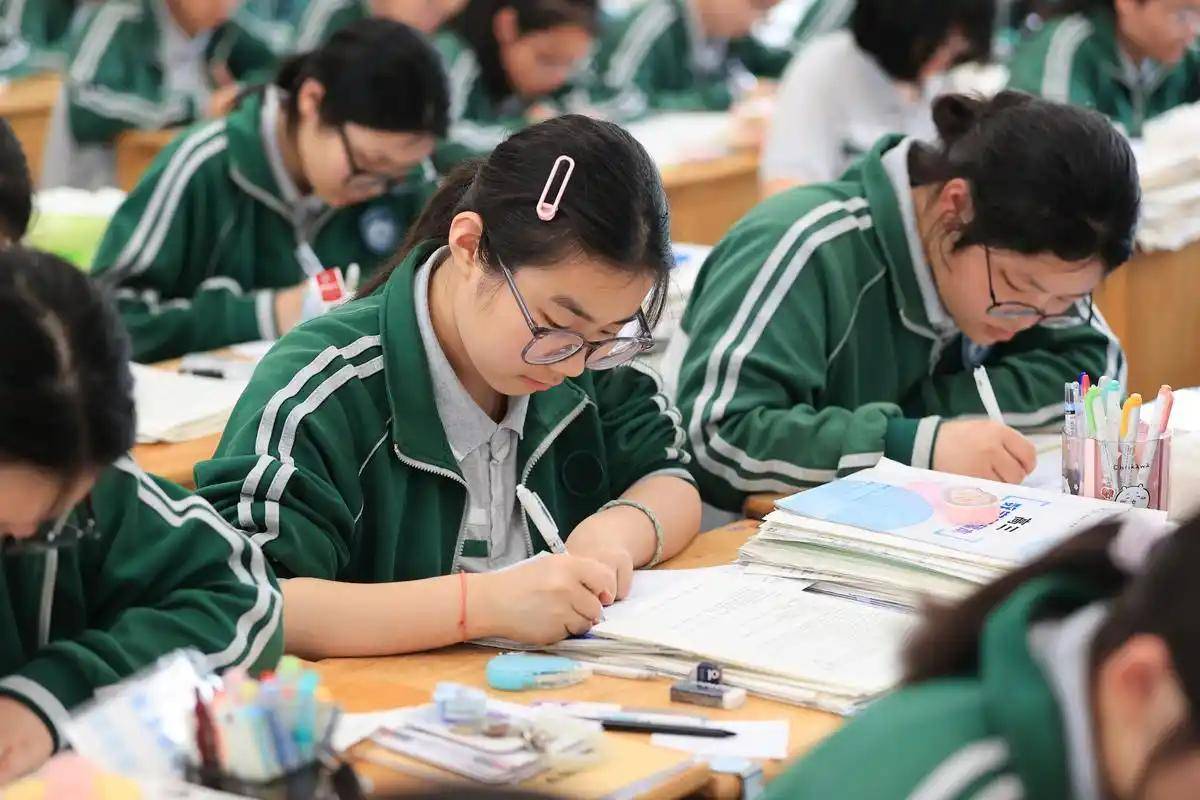 女生就业黄金专业指南：什么专业适合女生就业前景好