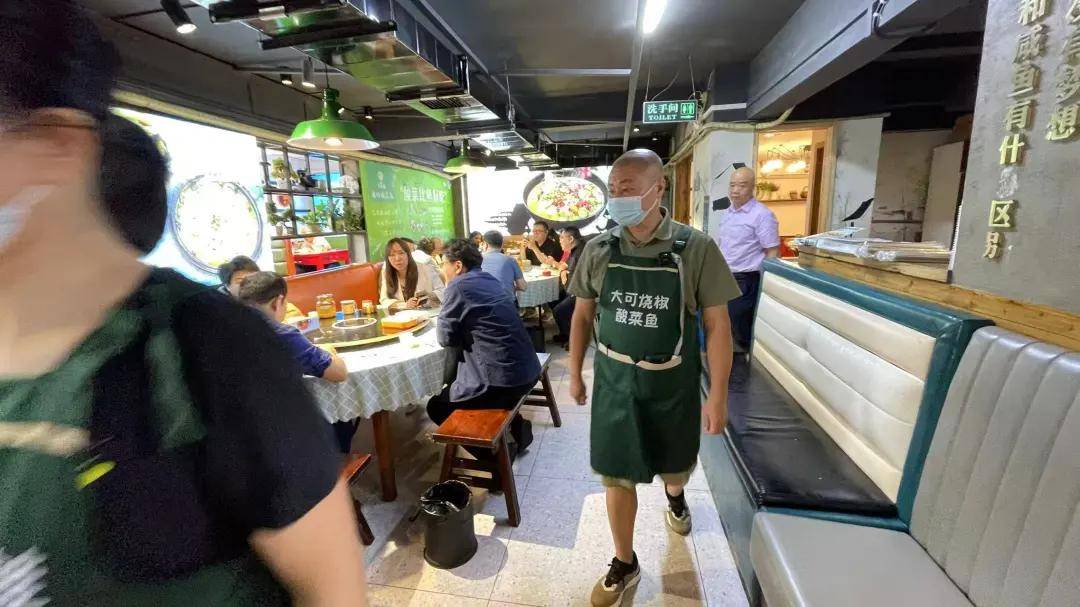 武汉一老板:给全体员工涨工资!不少人买了新房