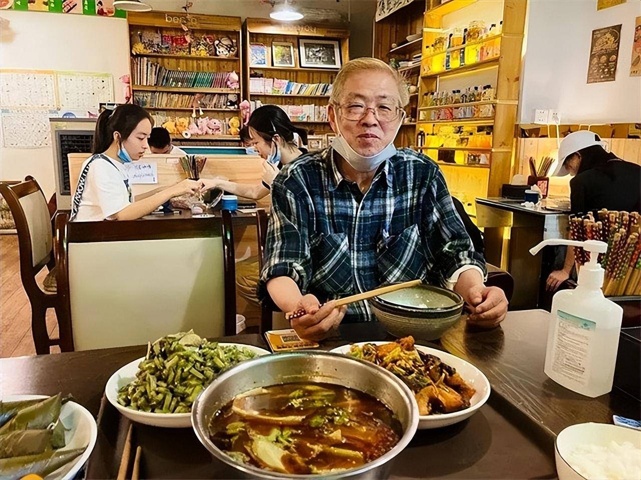 回顾:日本老人在武汉开店15年,工资3300元,将遗产捐给中国员工