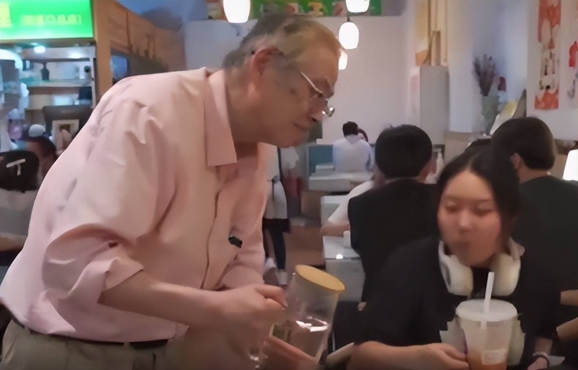 2007年日本老人迁居武汉,开店16年工资仅3300元:遗产都捐给员工