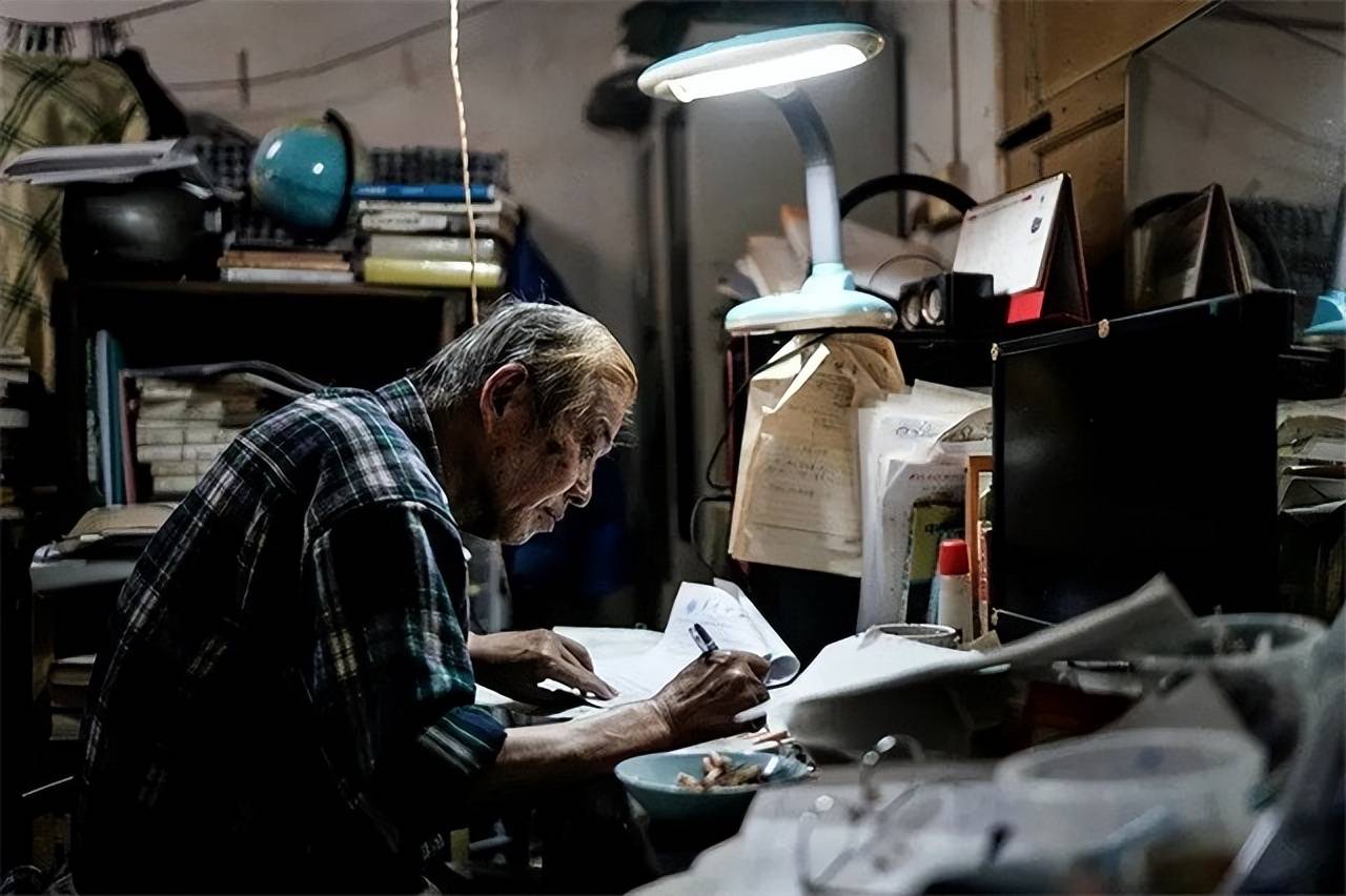 日本老人迁居武汉,开店15年只留3300元工资:遗产都捐给中国员工