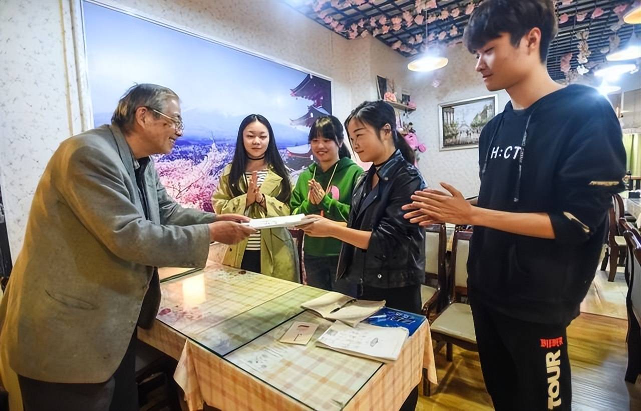 日本老人迁居武汉,开店15年只留3300元工资:遗产都捐给中国员工