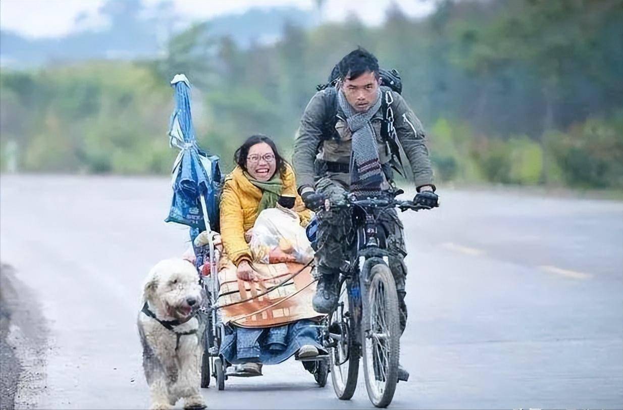 “与其在家等死，不如出去走走。”2015年，广西小伙丁一舟在得知女友得了绝症后，便带着仅有的200块钱，开启了他们的环游全国之旅。 丁一舟和赖敏是小学同学，那时的赖敏活泼开朗，成绩优异，是班里的“小太阳”，而丁一舟则性格内向，腼腆话少。 在升入不同的高中后，两人的生活轨迹逐渐分开，...