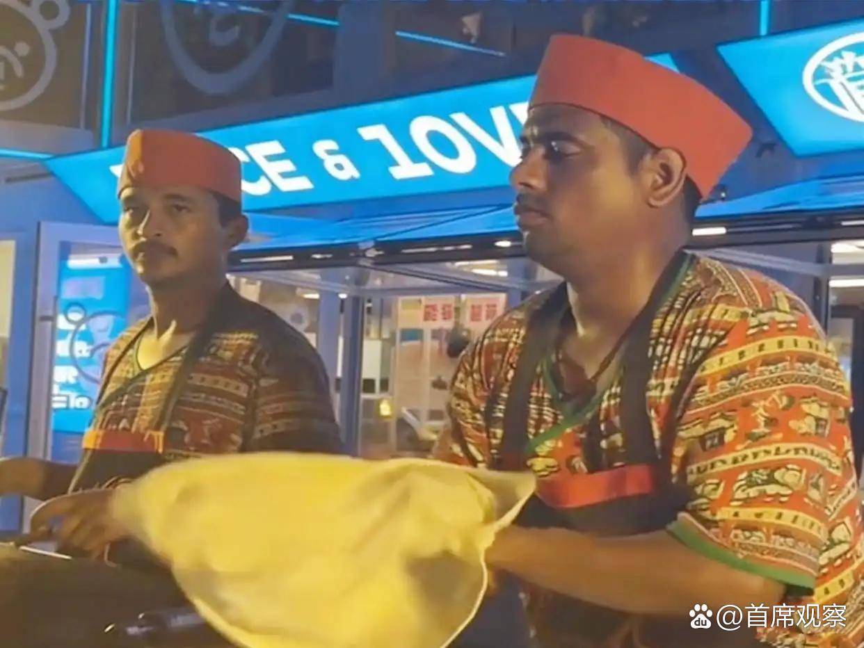 两名印度籍飞饼师傅竟然被认定为外籍专家，还获得了千元慰问费？这不是天方夜谭，这两名高科技人才分别来自湖南邵东市的两家餐饮公司。对于网上热议，邵东市科技和工业信息化局工作人员称，确实发放了相关费用，但他们的认定及款项来源均由邵阳市科技局负责。随着网友热议，这两家餐饮店也被扒出。负责人表示...